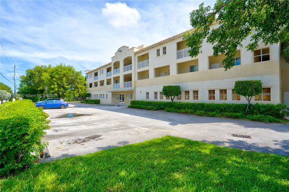 Front view of a three-story residential building with balconies.