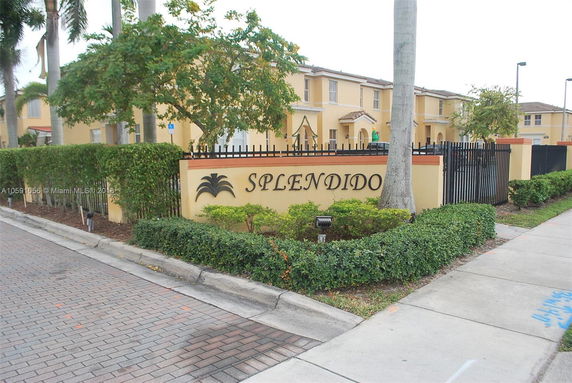Front view of a multi-story residential building with a sign reading 'Splendido' at the entrance.