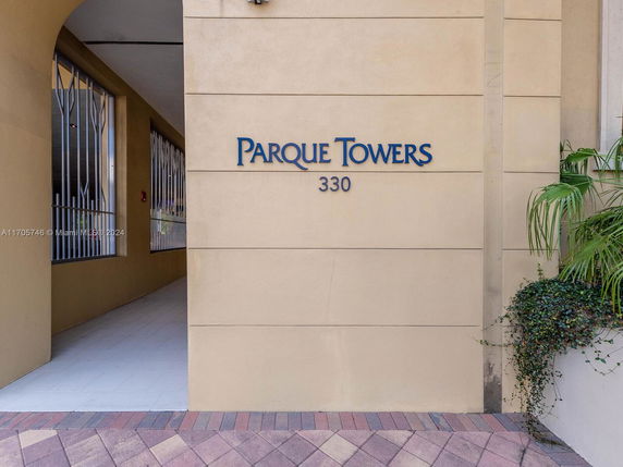 Main entrance of Parque Towers building.