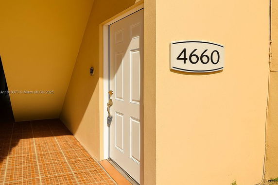 Entrance view of a house with a white door and house number 4660.