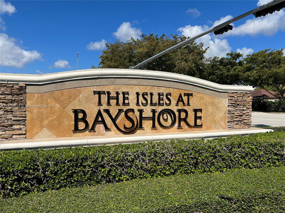 Entrance signage of The Isles at Bayshore with decorative stone and greenery.