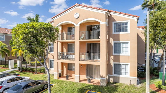 Front view of a three-story residential building with balconies.