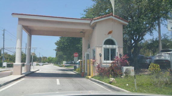 Front view of a small guardhouse entrance with a cover and columns.