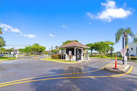 Entry point of a parking area with a small guardhouse.