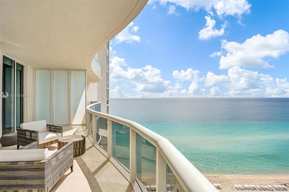 Balcony with a panoramic view of the ocean.