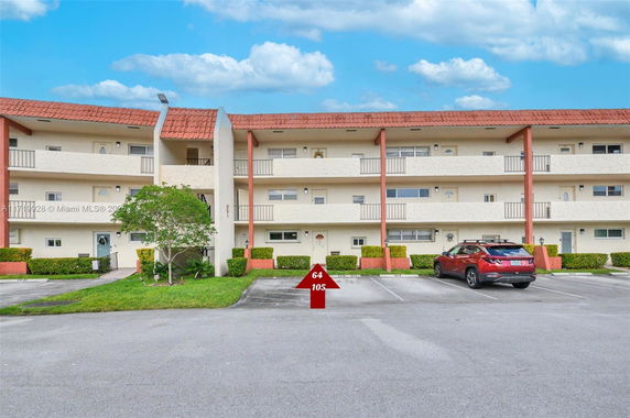 Front view of a three-story residential building with balconies.