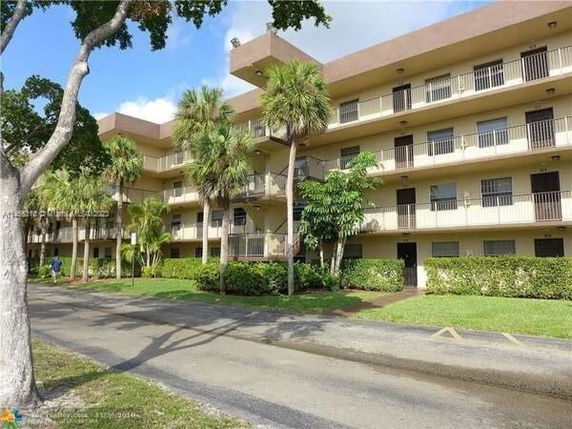 Front view of a four-story residential building with balconies.