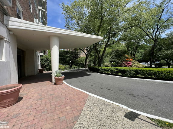 Entrance view of a building with a covered walkway and columns.
